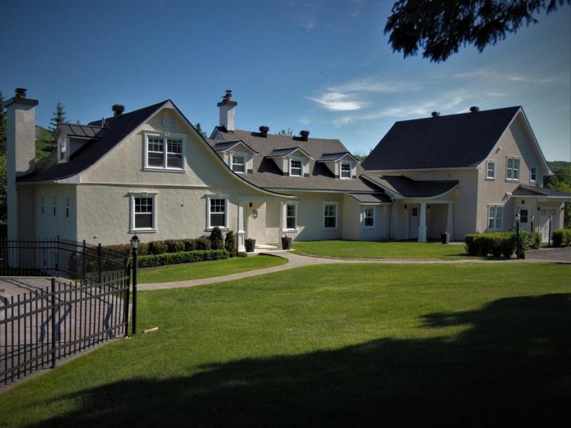 Auberge Sous L'Edredon B&B Saint-Sauveur-des-Monts Exterior foto